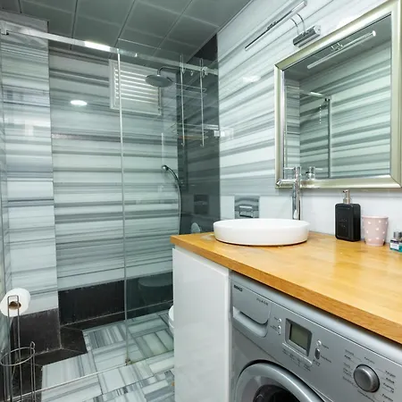 Stylish Triplex With Private Terrace - Elevator On Every Floor *