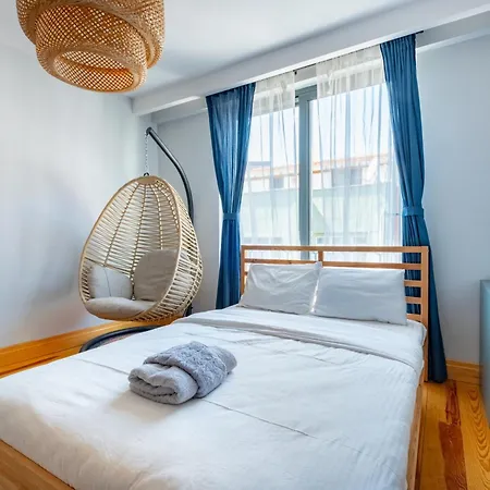 Stylish Triplex With Private Terrace - Elevator On Every Floor