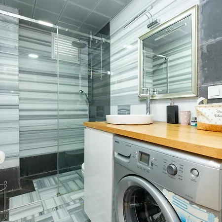 Stylish Triplex With Private Terrace - Elevator On Every Floor