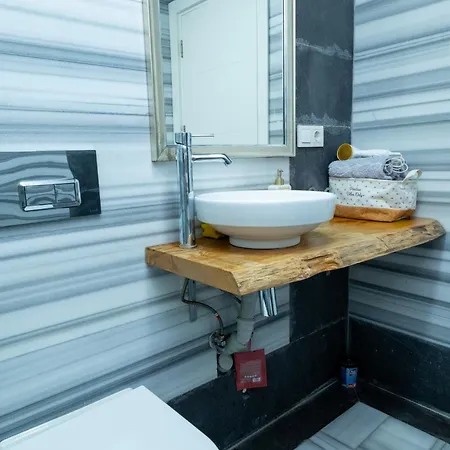 Stylish Triplex With Private Terrace - Elevator On Every Floor *